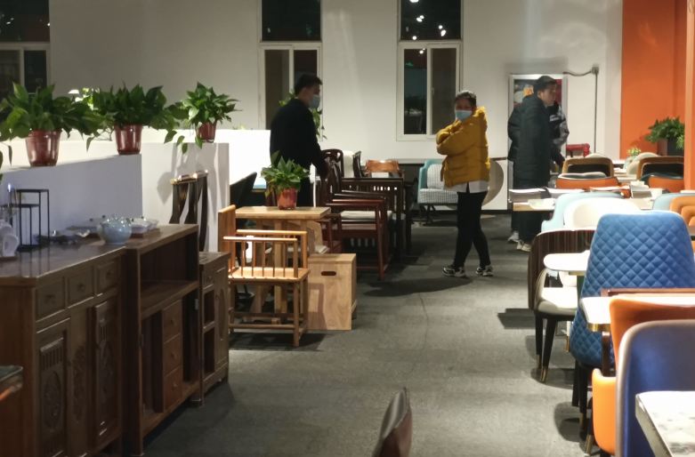 郭總在博菲克餐飲家具廠展廳挑選火鍋桌.jpg